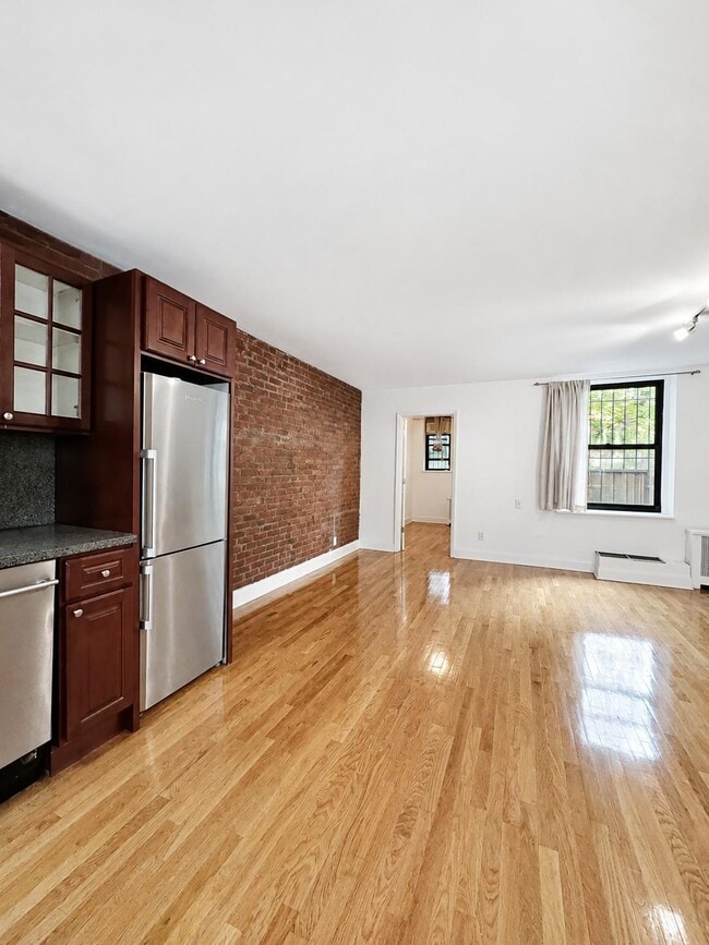 Photo - 40 W 85th St