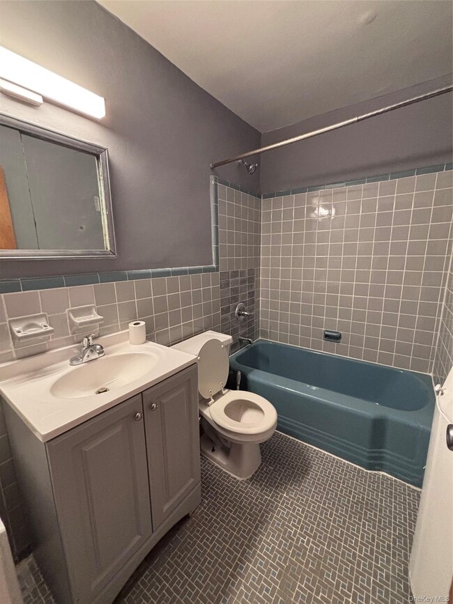 Photo - 200-10 32nd Ave