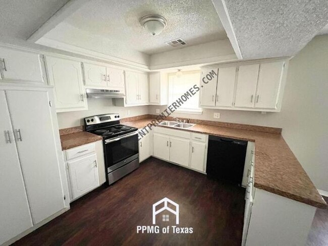 Building Photo - 913 Royal Ln