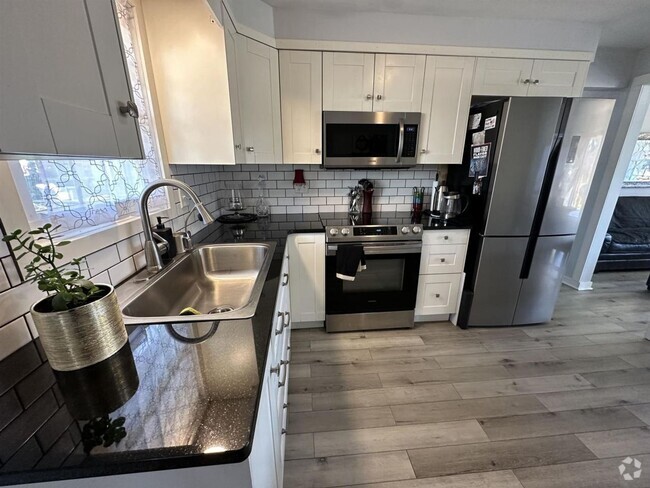 Building Photo - Newly updated 2 bedroom duplex in Cross Pl... Rental