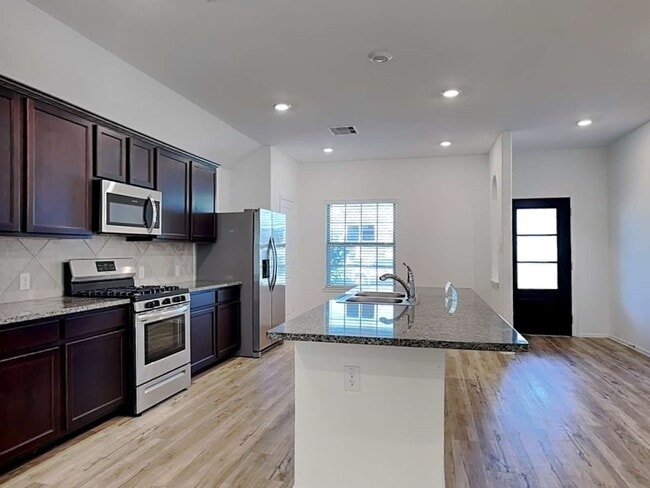 Photo - 502 Pecan Landing Ln