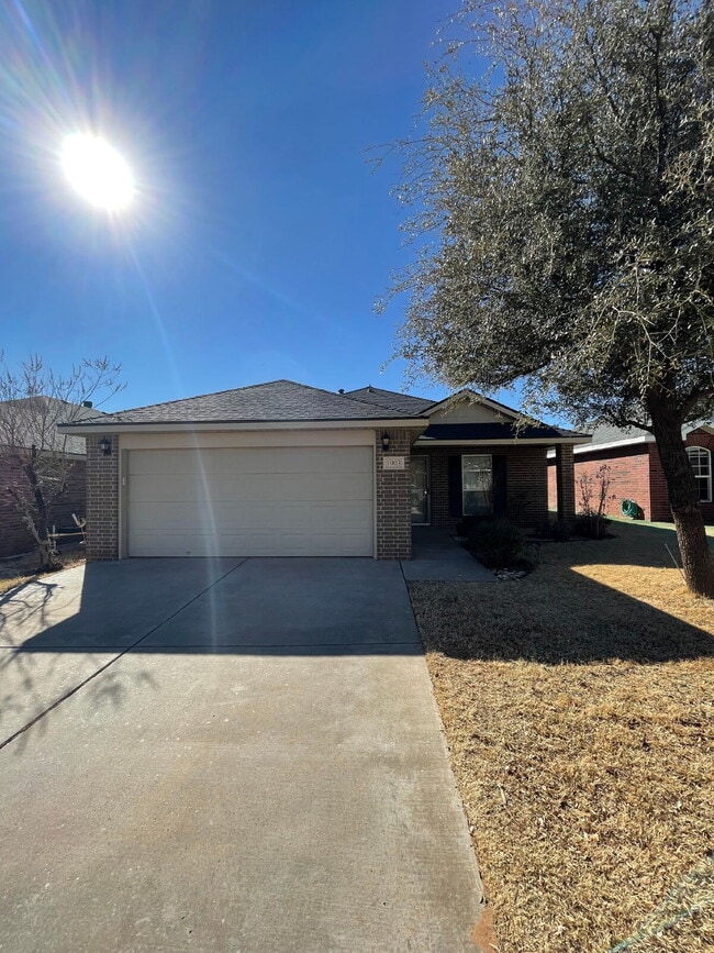 Building Photo - Stunning 3 Bedroom with Hard Surface Flooring Throughout!