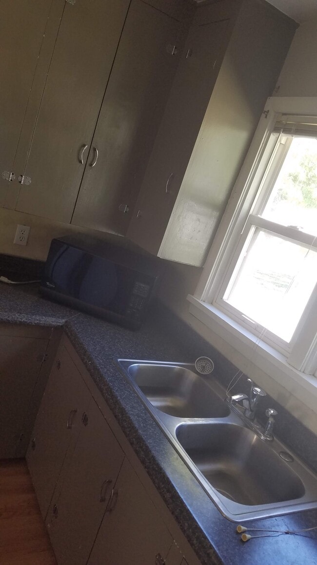 Cocina del lado B - 613 W 25th St Unidad A