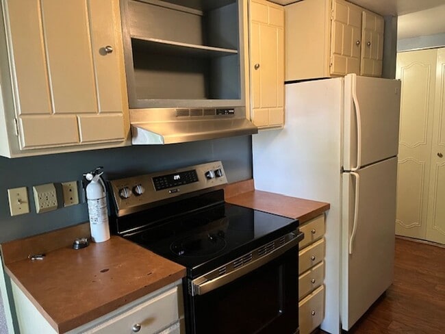 Building Photo - Spanish Towers 2 bed/1bath Unit 202 Rental
