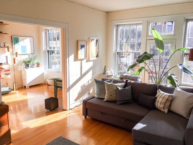 Building Photo - 435 W Surf St Unit 1H
