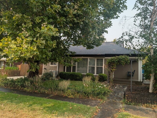 Photo - 501 NE Broadway St