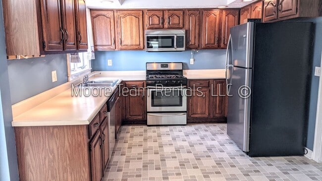 Photo - Spacious House - Private Wooded Setting