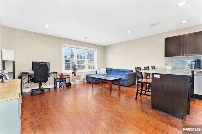 Photo - 210 Hackensack St