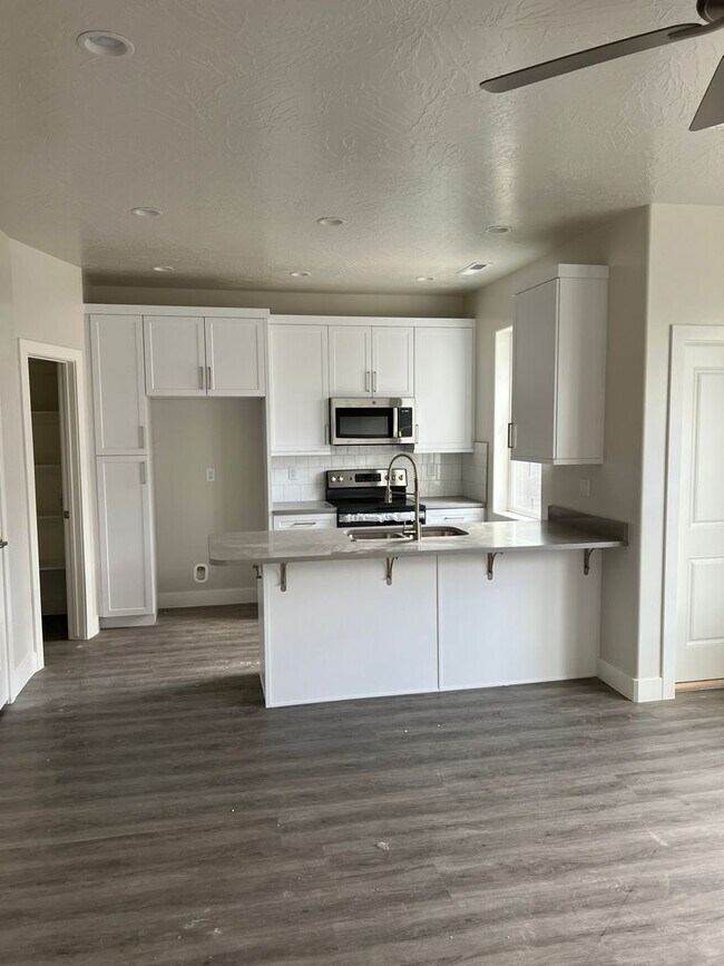 Photo - Beautiful like new 3 Bedroom 2.5 Townhome ...