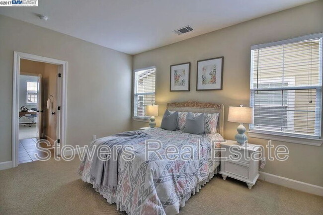 Photo - 5139 Holborn Way