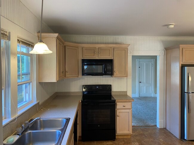 Building Photo - 163 Main St Unit B Rental