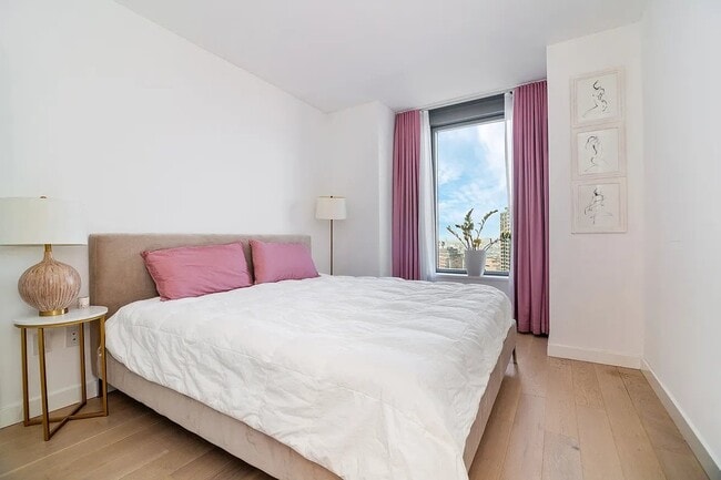 Photo - 3 Ct Square W Unit 1909