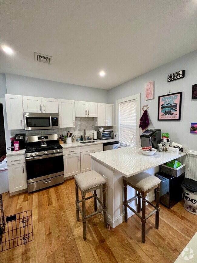 Building Photo - 42 Moseley St Unit #2E Rental