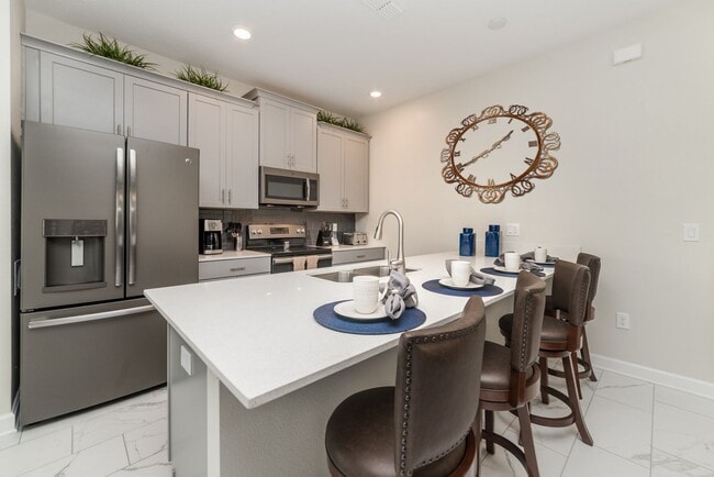Photo - For Rent - Pool Townhome with 5 Bedroom 4 ...