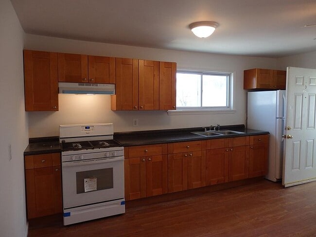 Building Photo - 2580 Richmond Ter Unit Top Rental