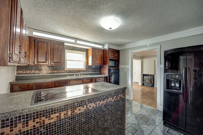 Building Photo - Freshly Updated 3 Bedroom Home