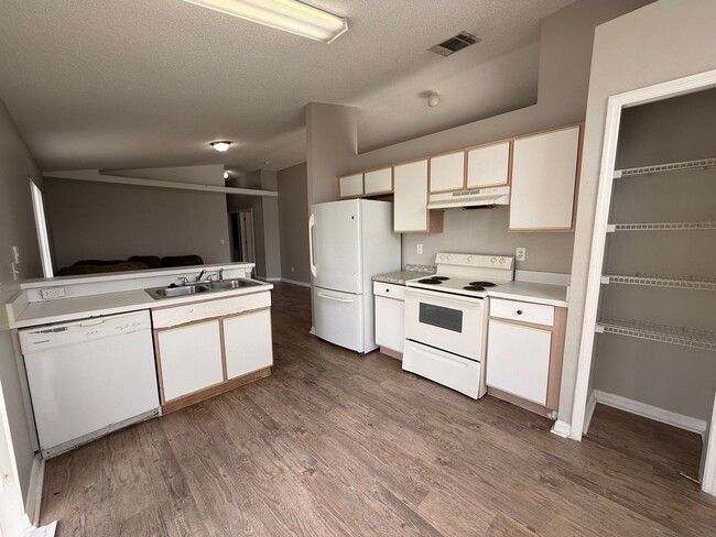 Photo - Large Modern 3 bed / 2 Bath Home In Sanford