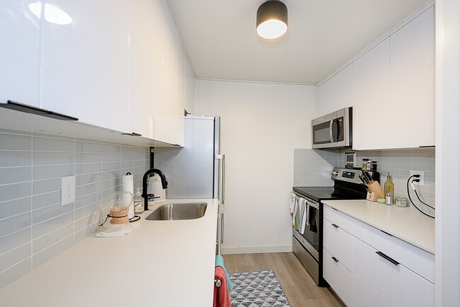Val Anne Apartments