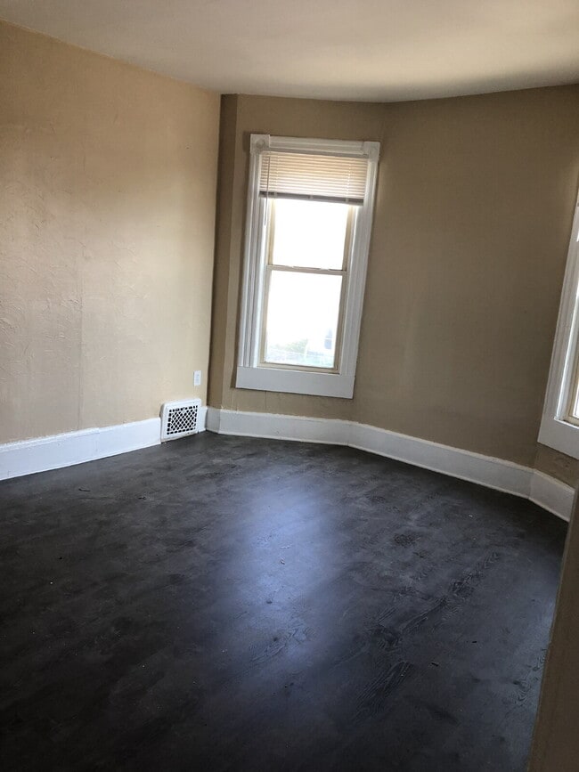 Building Photo - Super 1 bedroom, 1 bath for rent Unit Upper Front