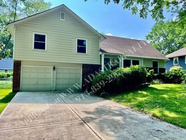 Lovely Home In Nall Hills-Available NOW! - Lovely Home In Nall Hills-Available NOW!