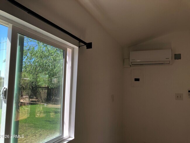 Photo - 708 W Howe St