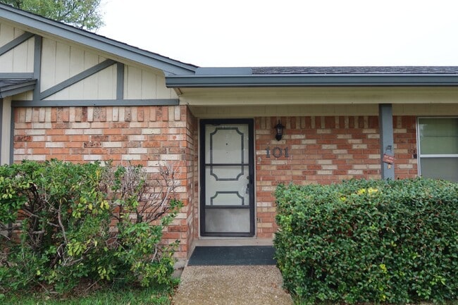 Photo - 101 Travis Ln