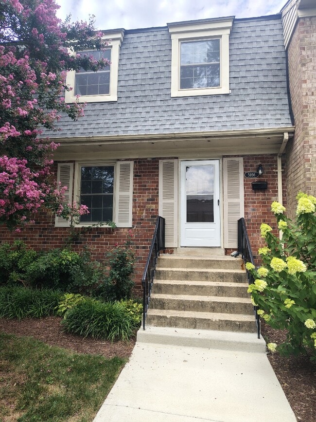 Building Photo - ?? Your Dream Home Awaits! Spacious 4-Bedroom Home