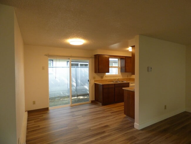 Building Photo - 1160-1180 18th St SE Salem, OR 97302 Unit 1160 Rental