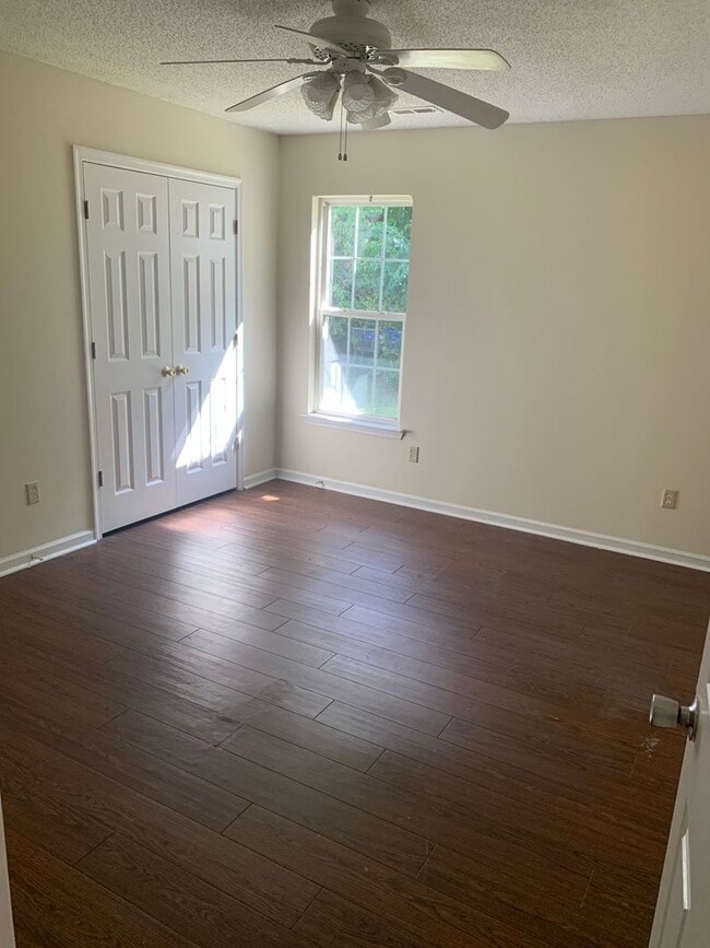 Photo - 128 Sutton Dr