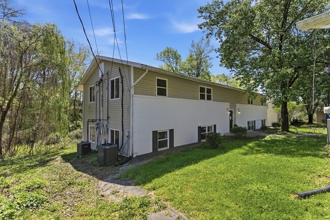 Building Photo - 3300-3374 Valley View Drive - 3370
