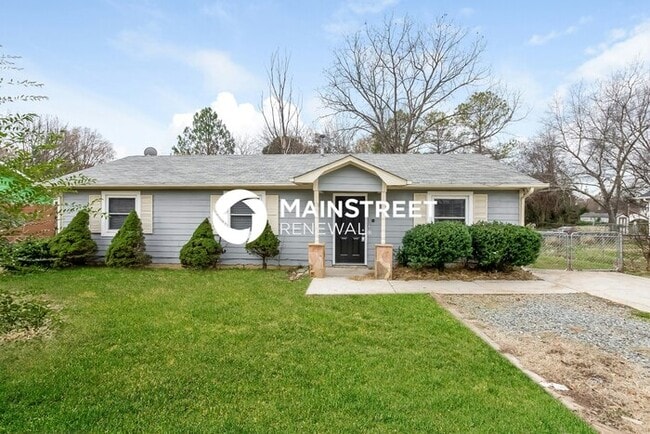 Building Photo - 3 Bedroom Pet-Friendly Home in Charlotte, NC with Main Street Renewal