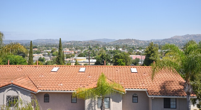 Building Photo - Beautiful Escondido Townhouse with beautiful View!