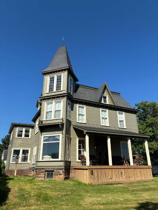 Photo - Charming 1-Bed Waterfront Oasis with Scenic Views in Eau Claire! Unit 3
