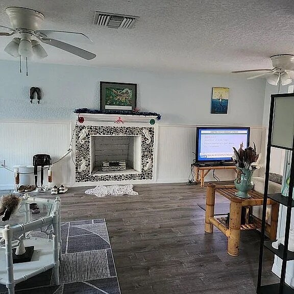 Photo - "Charming 4-Bed, 3-Bath Waterfront Home in Weeki Wachee Gardens"