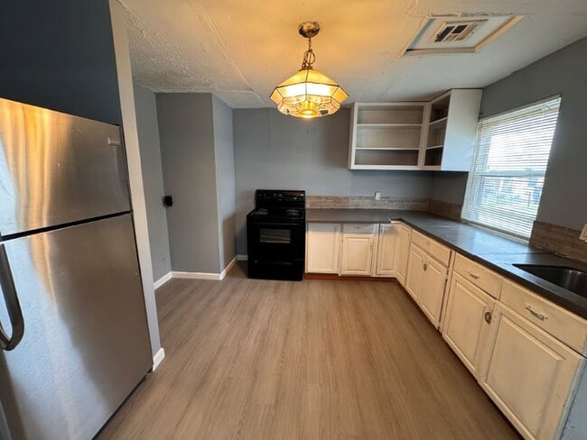 Photo - 1 bed brand new flooring and paint! easy application and move in!