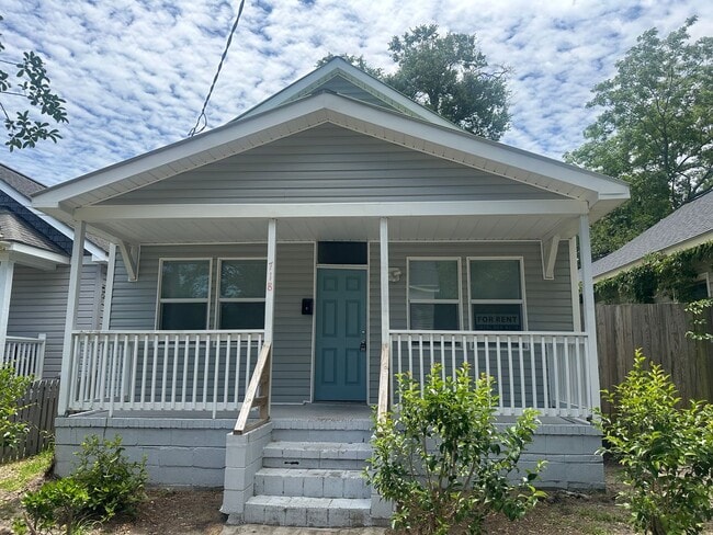 Photo - 718 Queen St