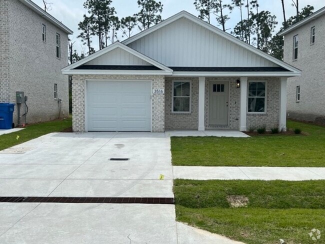Building Photo - 3 bed 2 bath House