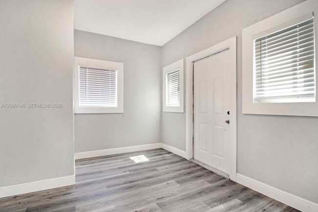 327 SW 20th St Unit 2