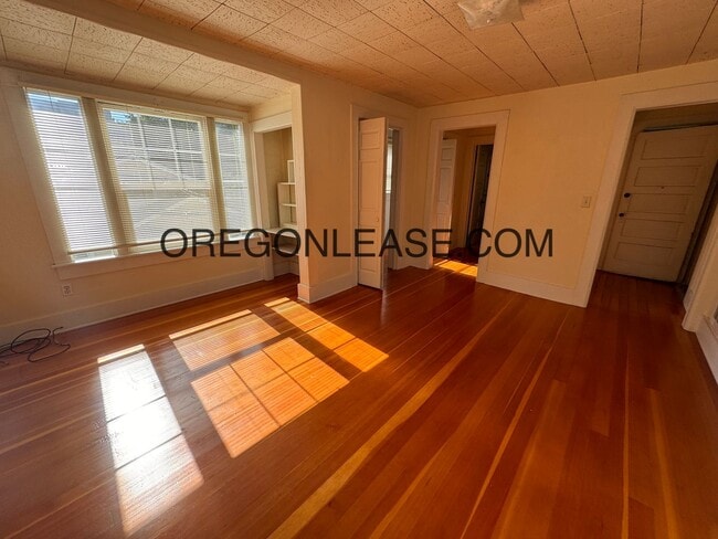 Building Photo - Campus area second floor studio apartment Unit 542 E 12th ave Apt 4