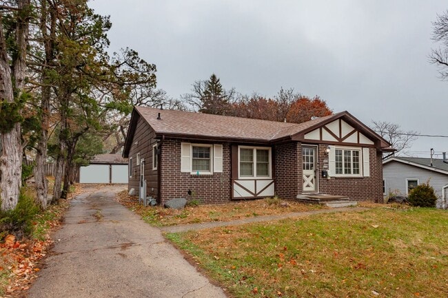 Building Photo - CHARMING! 2 Bedroom, 1 Bathroom Duplex in Des Moines!!