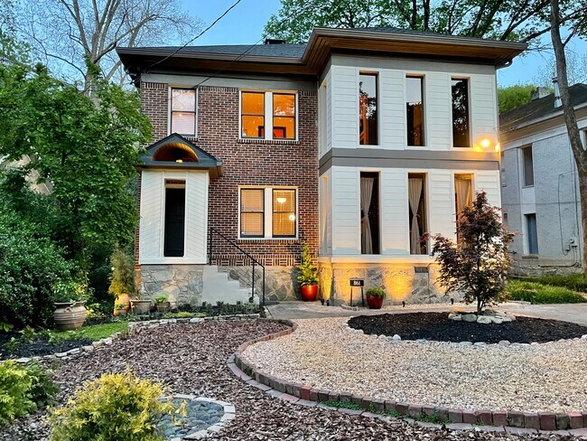 AVAILABLE JUNE 1 - 861 Durant Pl NE Unit 1