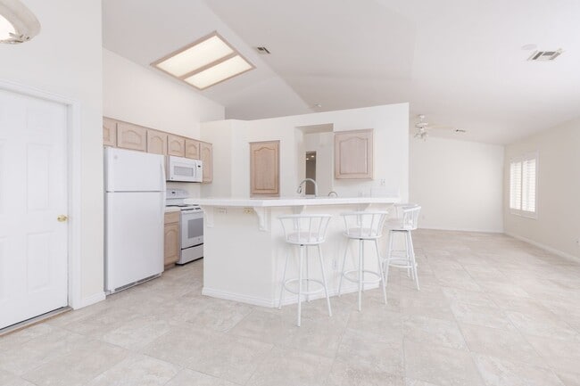 Building Photo - 3-bedroom 2-bathroom town house with a double car garage, freshly painted and new carpet.