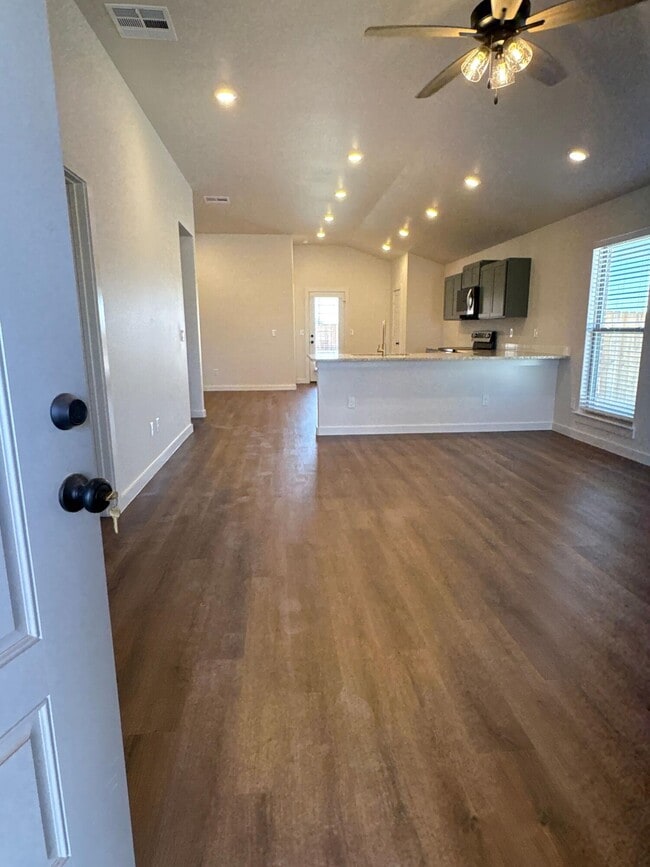 Photo - 2174 Langford Ave