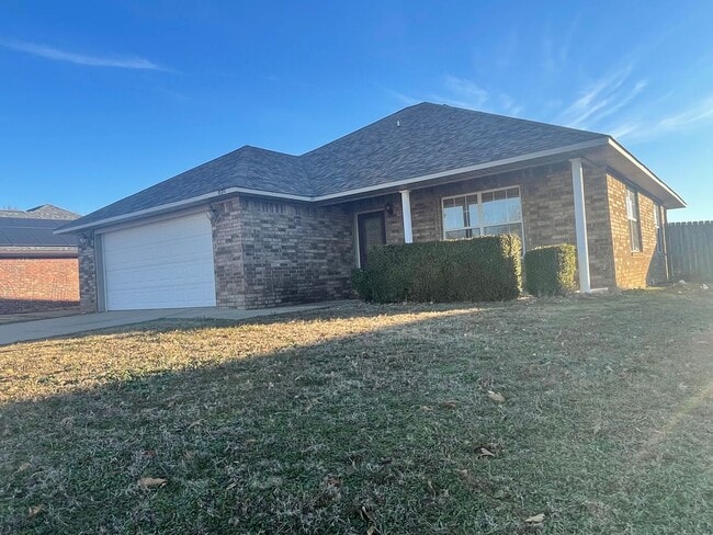 Building Photo - 3 Bedrooms, 2 Bath (Hot Tub), 2 Car Garage House. Total Electric.