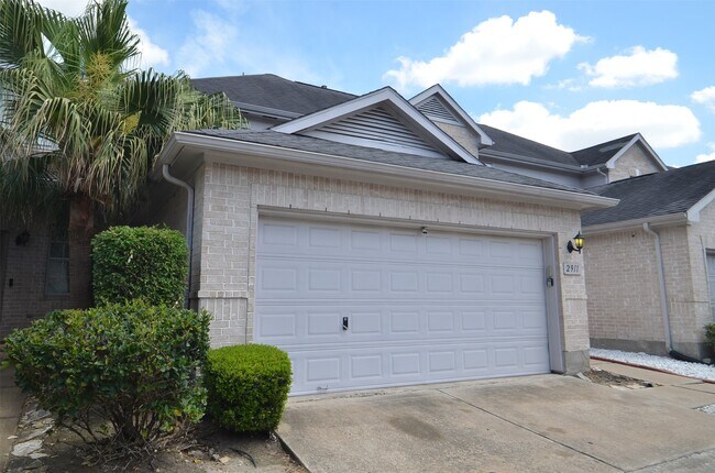 Photo - 2911 Meadowglen Cove