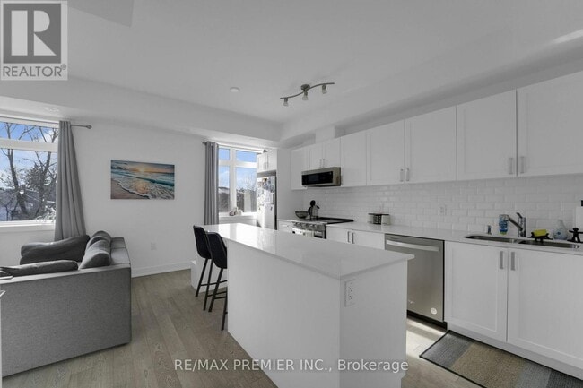 Photo - 1115 Douglas McCurdy Cmn