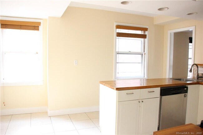 Photo - 200 St John St