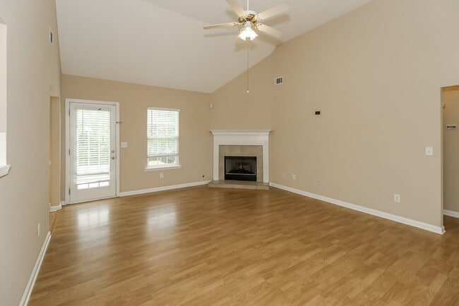 Photo - 465 Aristocrat Dr SW