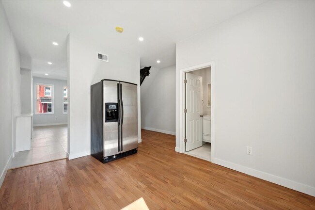 Photo - 647 N 33rd St