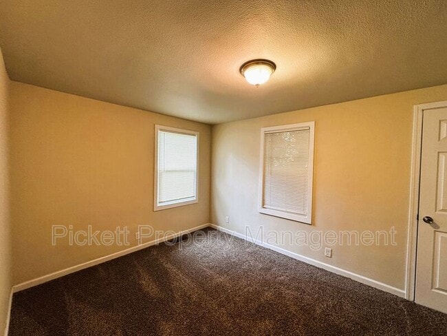 Photo - 840 Maple Ave E